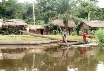 Dorf am Kongo-Fluß bei Lisala Foto: Peter Wilhjelm